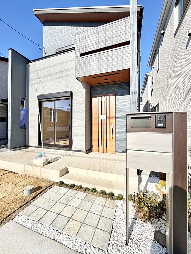 ■ シンプルで美しく、住まいの第一印象を彩る玄関です