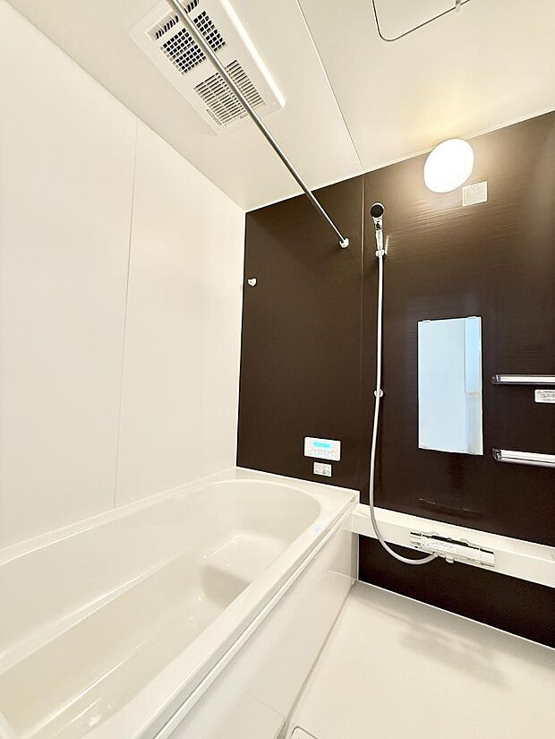 ■落ち着いた色合いの壁面、ゆっくり寛げるバスルーム