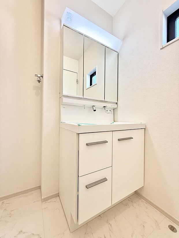 ■明るい洗面所は毎朝の歯磨きも楽しくできちゃいそうです♪