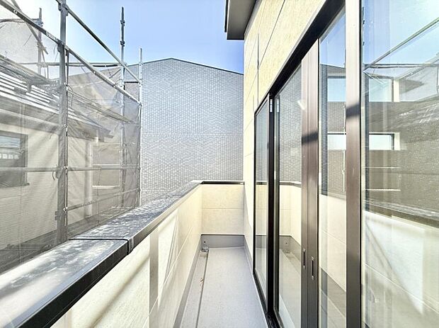 ■ 心地よい風と光を感じる、くつろぎのバルコニー