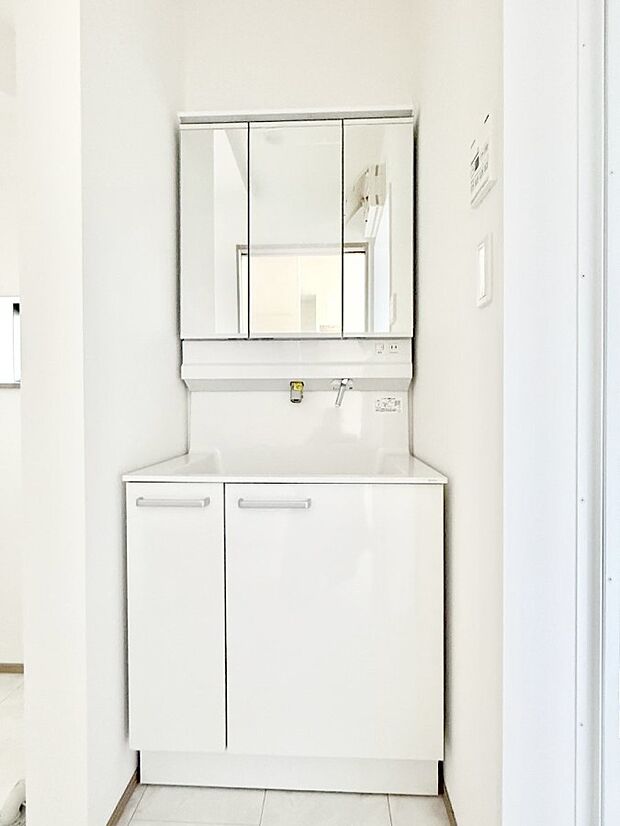 ■明るい洗面所は毎朝の歯磨きも楽しくできちゃいそうです♪