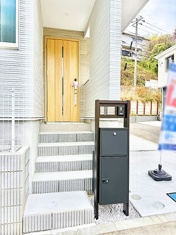 ■ シンプルで美しく、住まいの第一印象を彩る玄関です