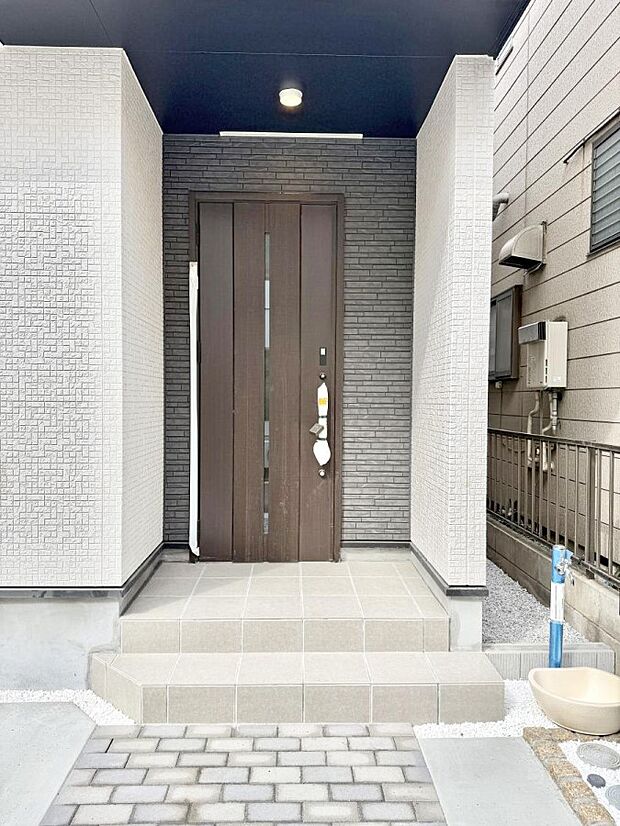 ■ 家族とゲストをやさしく迎える、心温まる玄関