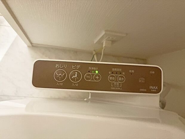 ■温水洗浄で快適、清潔感が保たれるシャワートイレ