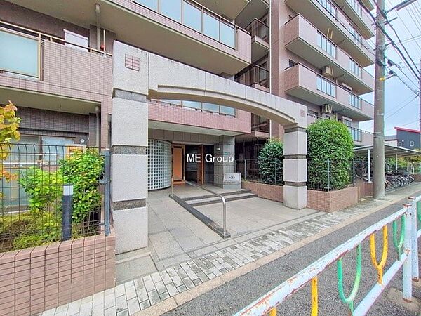 ■清潔感のあるエントランスは快適な毎日の始まりを演出します