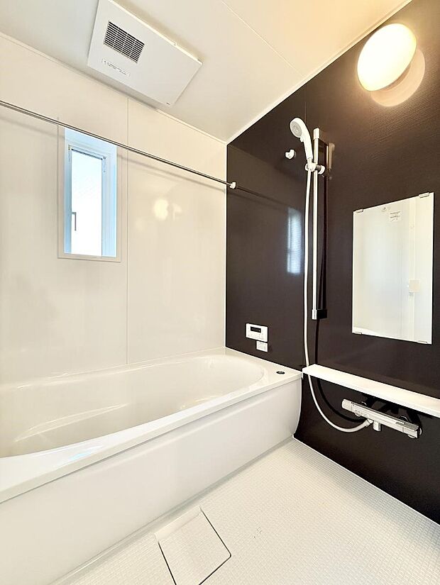 ■落ち着いた色合いの壁面、ゆっくり寛げるバスルーム