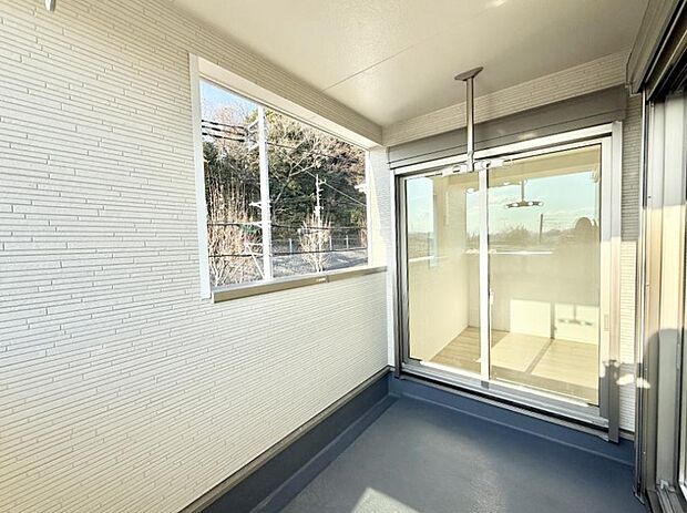 ■ 心地よい風と光を感じる、くつろぎのバルコニー