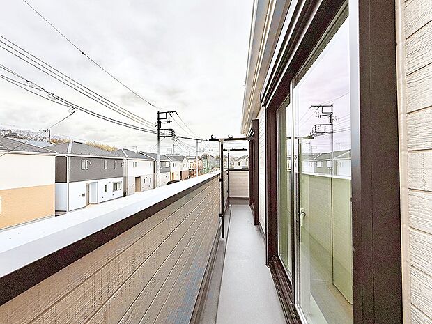 ■ 心地よい風と光を感じる、くつろぎのバルコニー