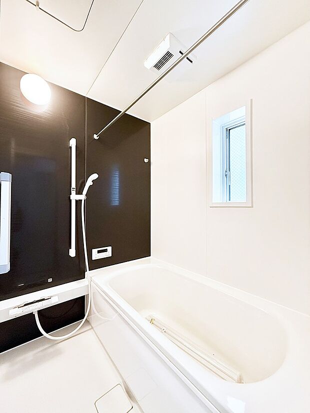 ■落ち着いた色合いの壁面、ゆっくり寛げるバスルーム