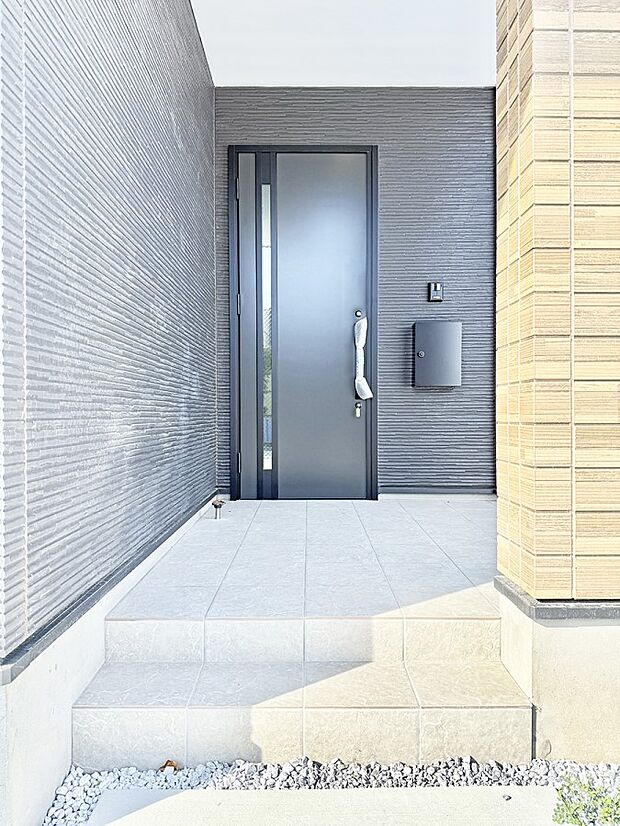 ■ シンプルで美しく、住まいの第一印象を彩る玄関です