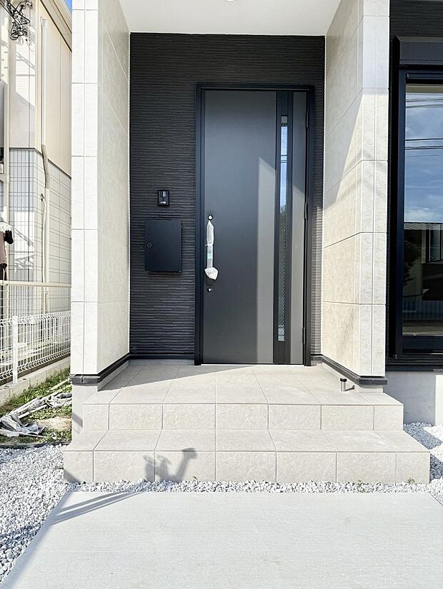 ■ シンプルで美しく、住まいの第一印象を彩る玄関です