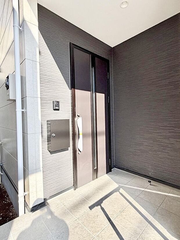 ■ シンプルで美しく、住まいの第一印象を彩る玄関です