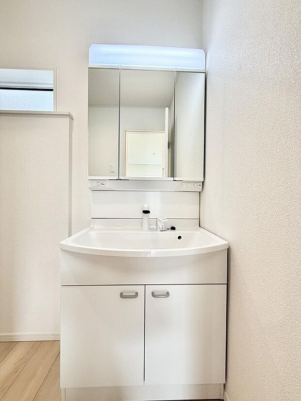 ■明るい洗面所は毎朝の歯磨きも楽しくできちゃいそうです♪