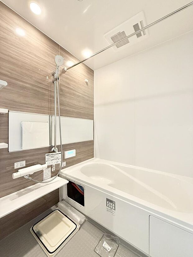 ■落ち着いた色合いの壁面、ゆっくり寛げるバスルーム