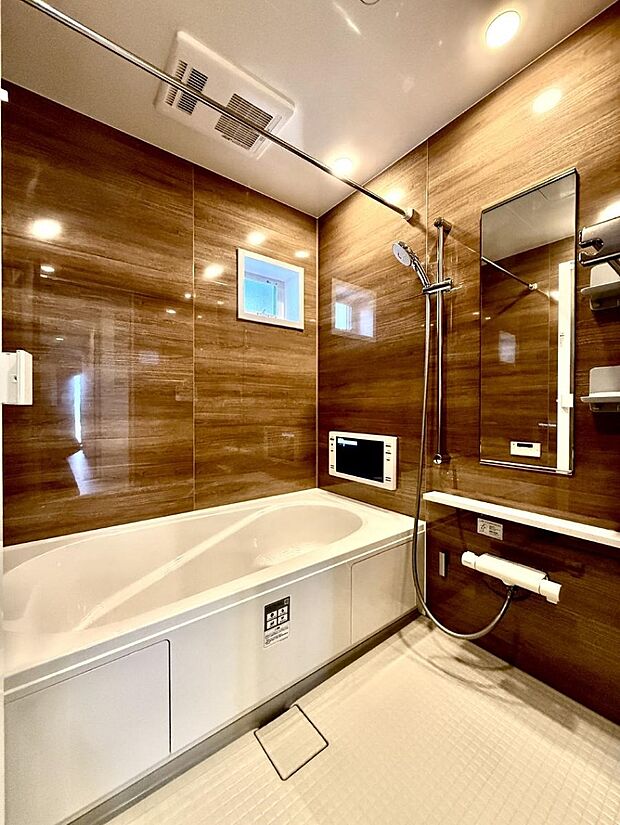 ■落ち着いた色合いの壁面、ゆっくり寛げるバスルーム