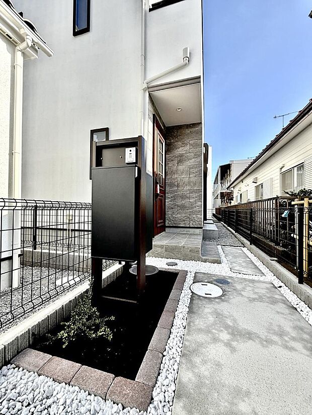 ■ シンプルで美しく、住まいの第一印象を彩る玄関です