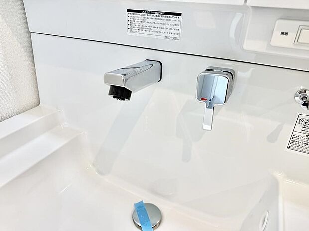 ■細かい部分まで洗いやすく便利なハンドシャワー付き