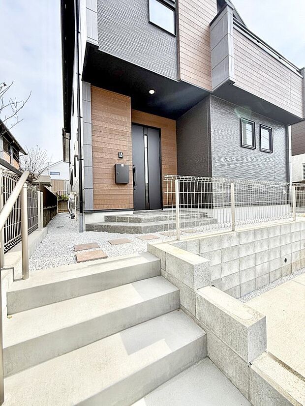 ■ シンプルで美しく、住まいの第一印象を彩る玄関です