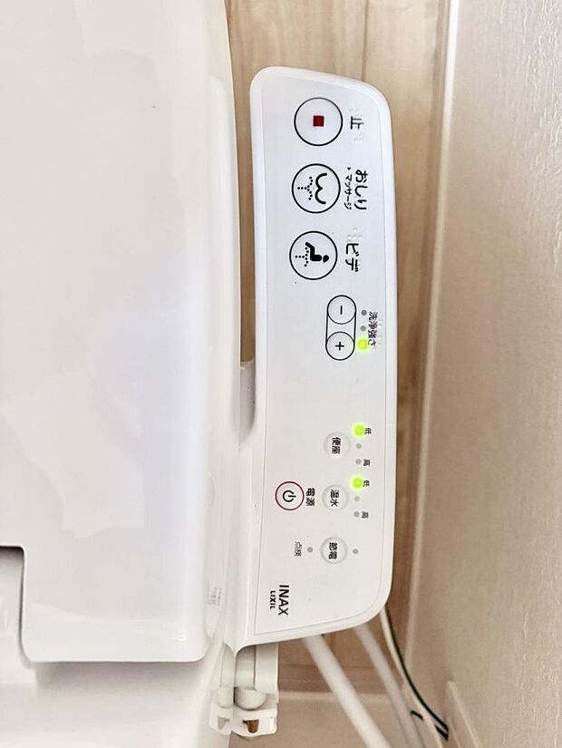 ■温水洗浄で快適、清潔感が保たれるシャワートイレ