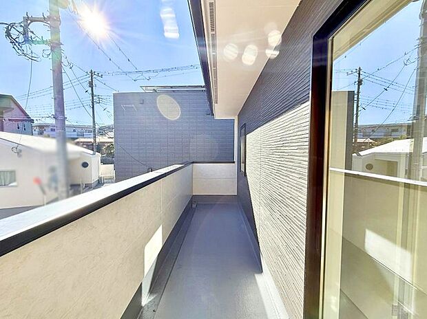 ■ 心地よい風と光を感じる、くつろぎのバルコニー