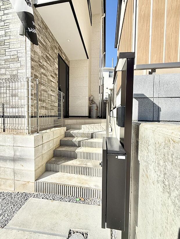 ■ シンプルで美しく、住まいの第一印象を彩る玄関です