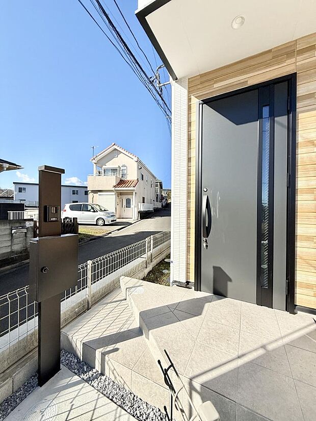 ■ シンプルで美しく、住まいの第一印象を彩る玄関です