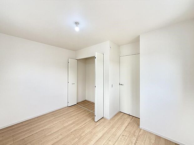 ■シンプルな空間で、収納付きベッドやデスクなど、多機能な家具を活用しやすいです