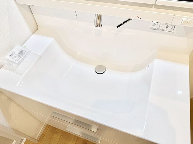 ■細かい部分まで洗いやすく便利なハンドシャワー付き