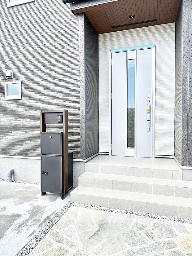 ■ シンプルで美しく、住まいの第一印象を彩る玄関です