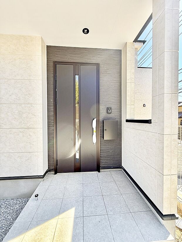 ■ シンプルで美しく、住まいの第一印象を彩る玄関です