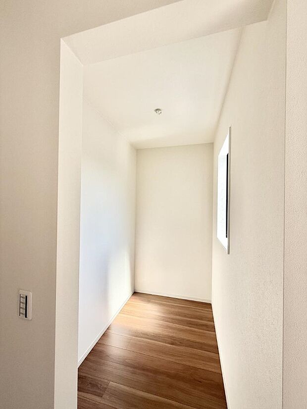 ■季節の洋服も、思い出の小物もすっきり収納できるウォークインクローゼット