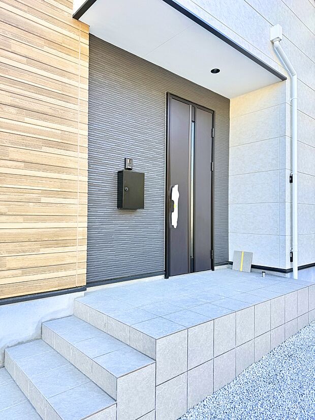 ■ シンプルで美しく、住まいの第一印象を彩る玄関です