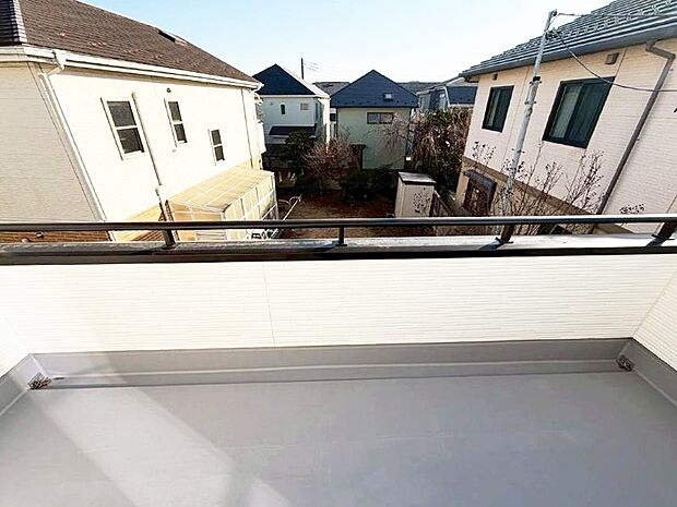 ■ 心地よい風と光を感じる、くつろぎのバルコニー