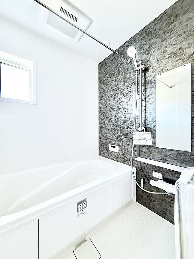 ■落ち着いた色合いの壁面、ゆっくり寛げるバスルーム