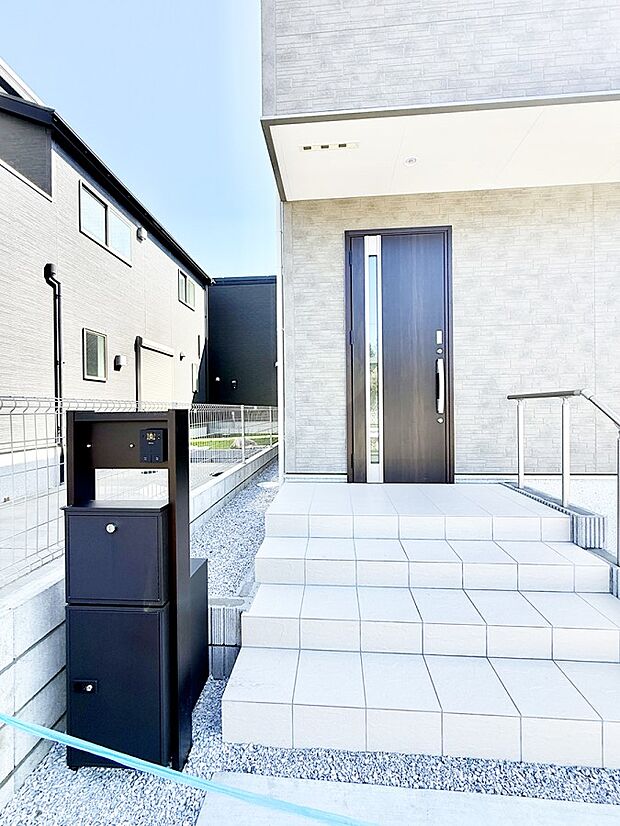 ■ シンプルで美しく、住まいの第一印象を彩る玄関です