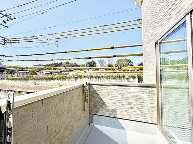 ■ 心地よい風と光を感じる、くつろぎのバルコニー