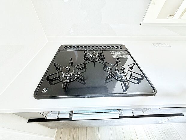 ■3口コンロのシステムキッチンで料理の手順もスムーズに