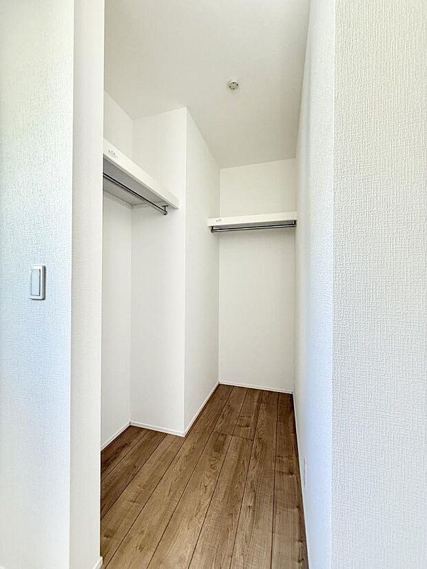 ■WIC付きで衣類も荷物もまとめて収納できる便利な空間です