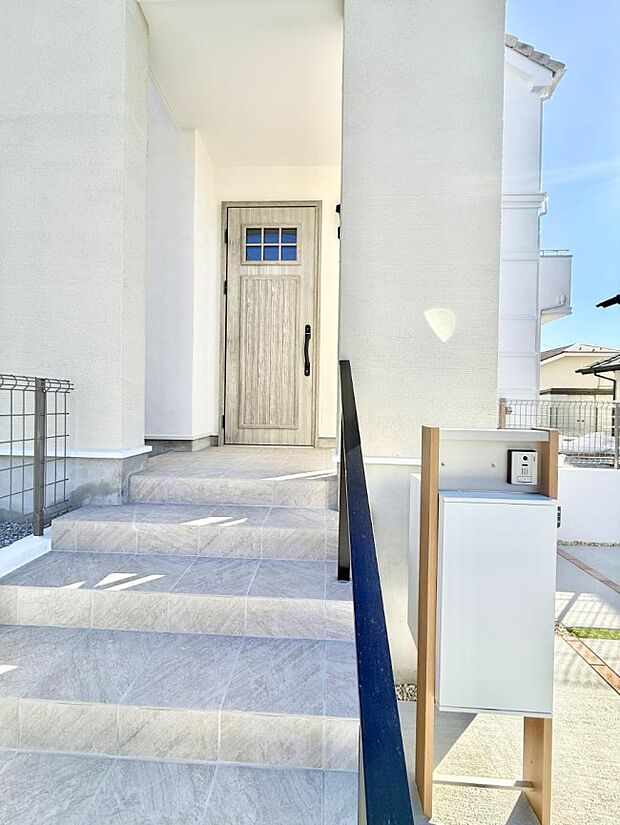 ■ シンプルで美しく、住まいの第一印象を彩る玄関です