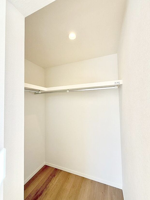 ■季節の洋服も、思い出の小物もすっきり収納できるウォークインクローゼット付