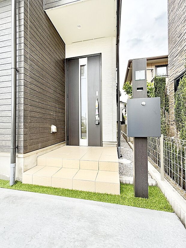 B号棟 ■ シンプルで美しく、住まいの第一印象を彩る玄関です