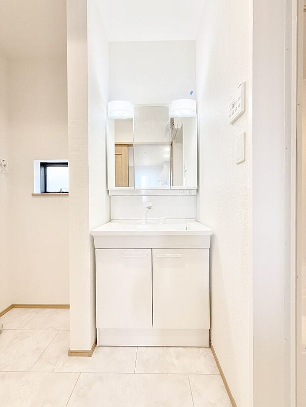 ■明るい洗面所は毎朝の歯磨きも楽しくできちゃいそうです♪