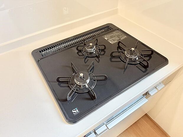 ■3口コンロのシステムキッチンで料理の手順もスムーズに