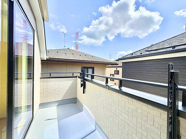 ■ 心地よい風と光を感じる、くつろぎのバルコニー