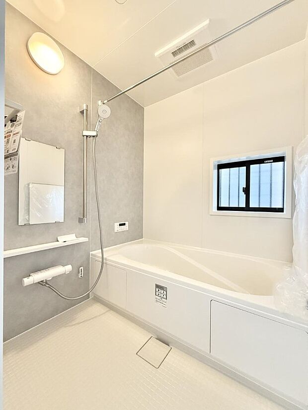 ■落ち着いた色合いの壁面、ゆっくり寛げるバスルーム