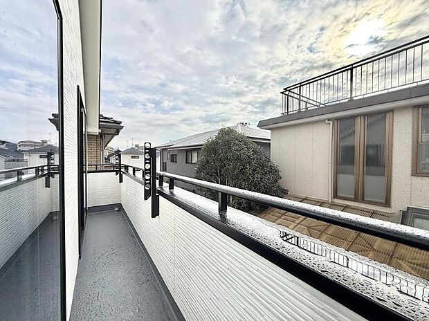 ■ 心地よい風と光を感じる、くつろぎのバルコニー