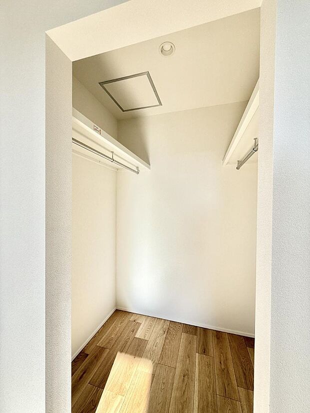 ■季節の洋服も、思い出の小物もすっきり収納できるウォークインクローゼット付