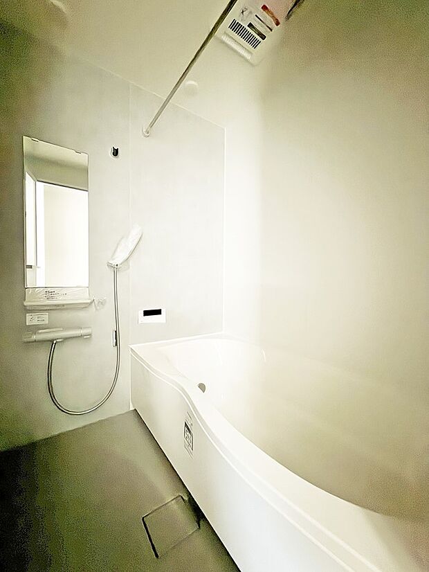 ■落ち着いた色合いの壁面、ゆっくり寛げるバスルーム