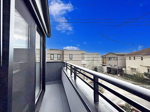 ■ 心地よい風と光を感じる、くつろぎのバルコニー