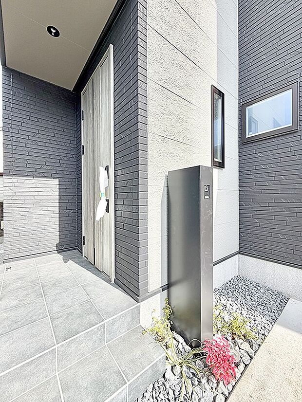 ■ シンプルで美しく、住まいの第一印象を彩る玄関です